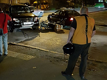 «Пассажир уехал в БСМП»: джип сбил мотоциклистов на Батальной