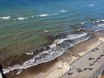 Туристов в Зеленоградске оттесняют от моря уже на старте купального сезона