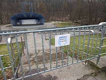 В Калининграде дети на ветру уцепились за тент на высоте 4-этажного дома