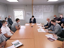 «Ноги из окон торчат»: Алиханову рассказали о мучениях строителей онкоцентра 