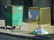 Фотофакт: в Калининграде контейнеры для сбора пластиковых бутылок популярностью не пользуются
