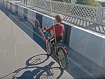 Малолетний велосипедист попал на видео на эстакадном мосту