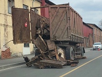 В Советске на проезжую часть перед машинами вывалился металлолом
