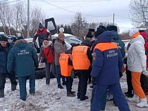 Жителей и туристов из посёлков под Полесском вывозят на катере МЧС 