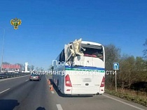 В автобус Калининград – Гусев врезался автокран