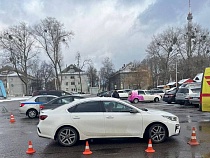 На парковке у ТЦ в Калининграде чуть не задавили 49-летнего пешехода