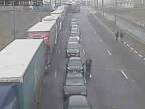 Дальнобои попросили Алиханова вызволить их с границы 