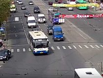 "Мерседес" на полном ходу сбил женщину на переходе у ТЦ "Плаза"