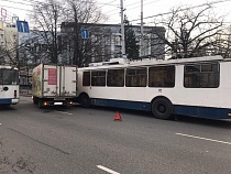 В Калининграде автомобиль «Мираторга» врезался в троллейбус