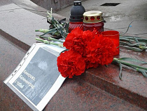 Калининградцы несут цветы в память о погибших в Кемерово (фото)