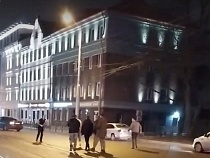 В центре Калининграда сняли на видео драку на проезжей части