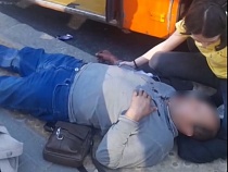 На руку сбитого самокатом мужчины в Калининграде наехал автобус
