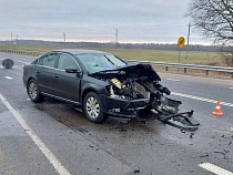 На федеральной трассе «Фольксваген» врезался в грузовик дорожной службы 