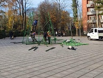 В Зеленоградске уже ставят ёлку к Новому году