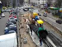 На Киевской стали асфальтировать рельсы (фото)