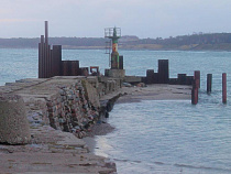 Штормовой ветер сбросил рабочего в Балтийское море