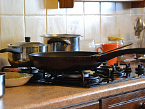 В Озерском районе пьяный внук угрожал убить бабушку сковородой