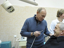 Владимир Путин обвинил систему управления в задержках зарплат медикам