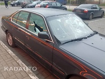У магазина «Дёшево» на Судостроительной изуродовали БМВ