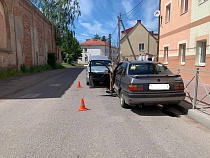 В центре Полесска «Мерседес» S-класса врезался в лоб «Фольксвагену»