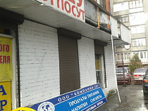 Сильный ветер в Калининграде срывал вывески с магазинов