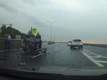 На федеральной трассе машина вылетела на встречку и упала на крышу (видео)