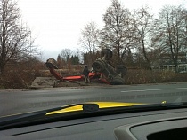 В Калининграде перевернулся экскаватор