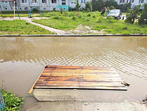 Жительница Балтийска форсировала лужу на плоту