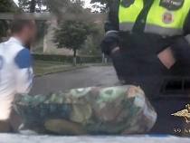 Жителю Немана не дали подарить пакет конопли своей жене