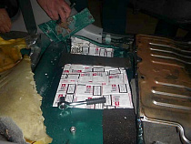 Для нелегального провоза сигарет россиянин оборудовал в автомобиле шесть люков