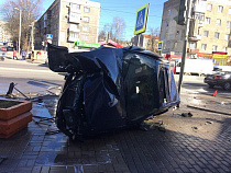 На Московском проспекте автомобиль вылетел на тротуар (фото)