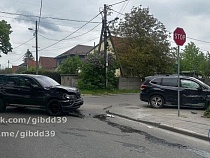 БМВ Х5 вытолкал «Субару» на ребёнка на тротуаре в Калининграде