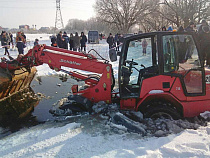 В Малом Исаково под лёд провалился экскаватор (фото)