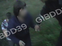 Пьяный водитель в Светлом отказался дуть в алкотестер и упал (видео)