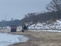 В Зеленоградске вывозят песок с пляжа