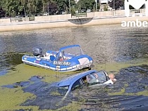 В Калининграде рыбак с лодкой спустил в Преголю и свою машину