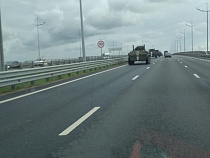 В День знаний по Калининграду проехала колонна БТРов