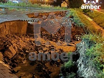 В Светлогорске под землю рухнула парковка с тротуаром