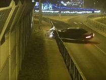 В Светлогорске BMW сделал “полицейский разворот” и дважды пробил ограждение (видео)