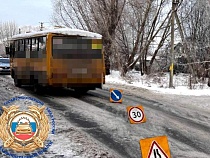 Школьный автобус наехал на бабушку в Гурьевске 