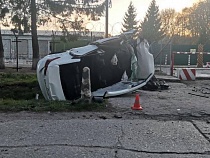 В Колосовке водитель на «Хёндэ» врезалась в бетонный столб