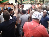 Сербы танцевали на сиденьях, стучали по столам и кричали в центре Калининграда (видео)