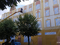 Бывший колледж в Советске затянули нарисованным фасадом