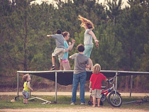 Калининградка, не дождавшаяся батутов, взыскала с их продавца 173 тысячи рублей