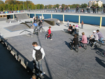 Суд обязал «Балтремстройсеть» переложить тротуар на Верхнем озере и заново окрасить скейт-парк