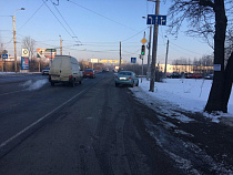 В Калининграде автомобиль врезался в опору ЛЭП: пострадал ребенок