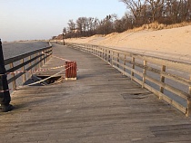 Бардак: в Янтарном машины проломили променад