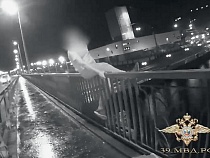 В Калининграде полиция удержала человека от смертельного прыжка с моста