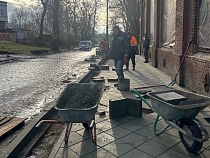 В Черняховске при ремонте тротуара обходятся без гастарбайтеров