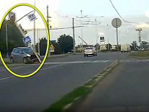 Машина с корнем вырвала дорожный знак на Московском проспекте в Калининграде (видео)